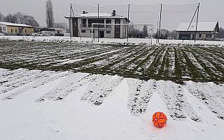 Ostatnia kolejka piłkarskiej 3. ligi za nami. Śnieg pokrzyżował plany Zniczowi Biała Piska